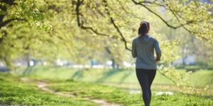 young-woman-jogging-in-city-park-at-early-morning